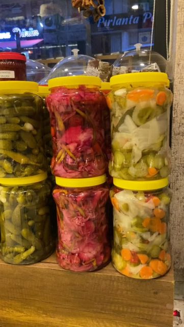 Doğanın en taze sebzeleri, geleneksel yöntemlerle hazırlanan el yapımı turşularla sofralarınıza geliyor! 🥒🥕🥬🌶️Katkı maddesi yok, koruyucu yok…  Sadece doğal malzemeler, kaya tuzu ve sabırla bekletilmiş fermente lezzet💯
Her kavanozda anne eli değmiş gibi doğallık, her lokmada geçmişin tadı…
#turşu #katkısızturşu #elyapımı